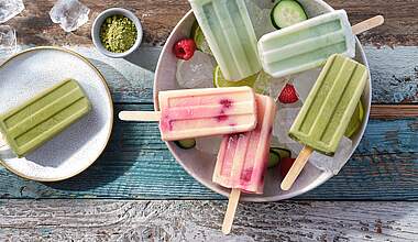 Fruchtiges Buttermilch-Eis am Stiel