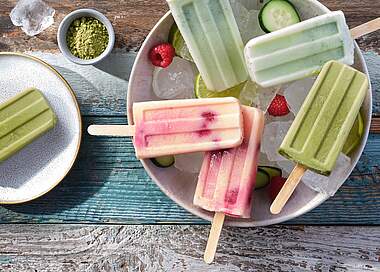 Fruchtiges Buttermilch-Eis am Stiel