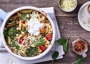 One-Pot-Pasta mit Kichererbsen, Pesto, Spinat und Reibekäse
