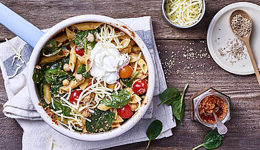 One-Pot-Pasta mit Kichererbsen, Pesto, Spinat und Reibekäse