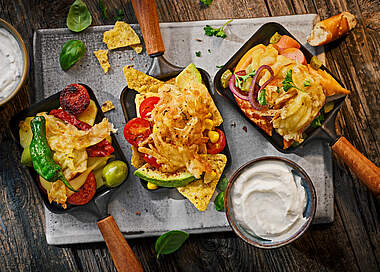 Raclette-Party mit Tortilla-Chips, Chorizo & Laugenbrezel