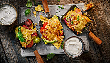 Raclette-Party mit Tortilla-Chips, Chorizo & Laugenbrezel