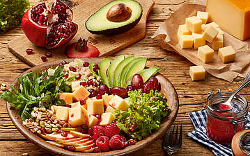 Avocado-Quinoa-Bowl mit Rucola und Käse