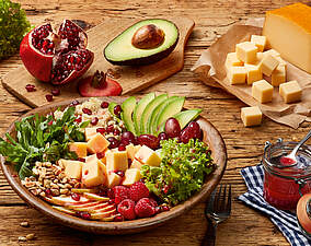 Avocado-Quinoa-Bowl mit Rucola und Käse