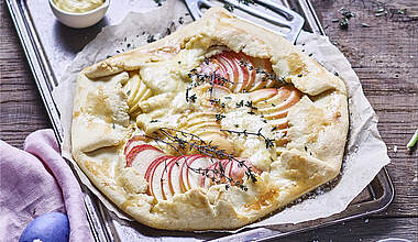 Blechkuchen mit Thymian, Apfel und herzhaftem Müritzer Käse