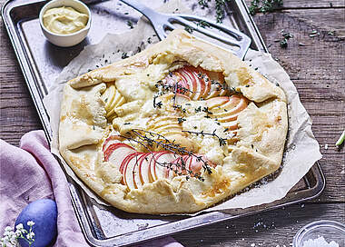 Blechkuchen mit Thymian, Apfel und herzhaftem Müritzer Käse