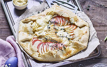 Blechkuchen mit Thymian, Apfel und herzhaftem Müritzer Käse
