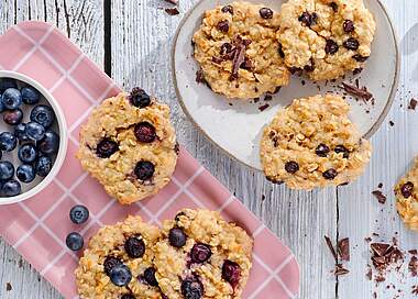 Porridge Bites mit Schokolade und Blaubeeren
