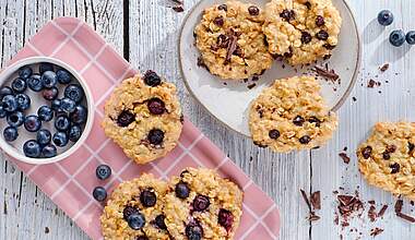 Porridge Bites mit Schokolade und Blaubeeren