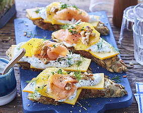 Rezept für Käsebrot mit Lachs, Käse und Walnüssen Käsebrot mit Lachs, Käse und Walnüssen