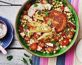 Rezept für Sommersalat mit Nektarinen, Cherry-Tomaten & knusprigen Hotties Sommersalat mit Nektarinen, Cherry-Tomaten & knusprigen Hotties
