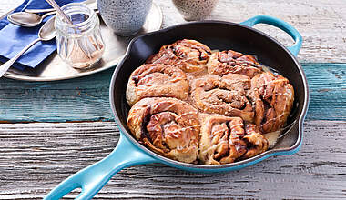 Fluffige Schoko-Zimtschnecken mit Buttermilch-Glasur