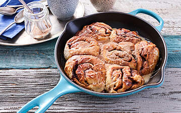 Fluffige Schoko-Zimtschnecken mit Buttermilch-Glasur