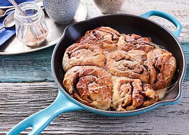 Fluffige Schoko-Zimtschnecken mit Buttermilch-Glasur