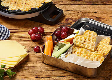 Pausenbox mit herzhaften Schinken-Käse-Waffeln