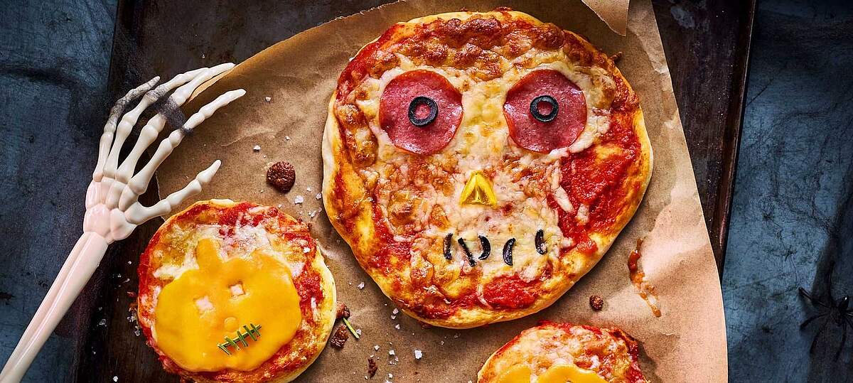 Rezeptbild für Halloween-Pizza als Totenkopf – gruselige Mini-Pizzen