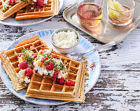 Fluffige Buchweizen-Hafer-Waffeln mit Himbeer-Pistazien-Topping