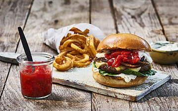 Cheeseburger mit knusprigen Zwiebelringen und Erdbeer Chutney