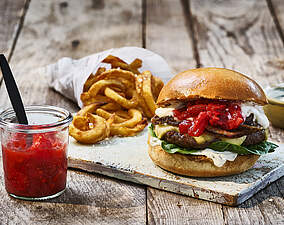 Cheeseburger mit knusprigen Zwiebelringen und Erdbeer Chutney