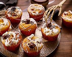 Rezept für Halloween-Muffins mit Quark und gruseligen Spinnennetzen Halloween-Muffins mit Quark und gruseligen Spinnennetzen