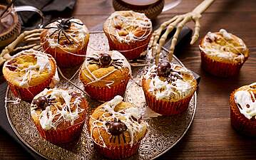 Halloween-Muffins mit Quark und gruseligen Spinnennetzen