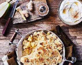 Birnen Crumble mit Zimt-Quark