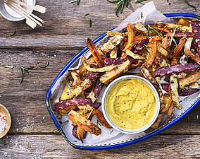 Knusprige Gemüse-Pommes aus Möhren, Süßkartoffeln und einer Parmesan-Kruste