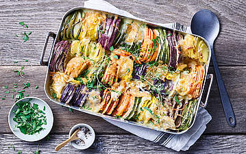 Buntes Gemüse-Gratin mit lila Kartoffeln, Zucchini & Süßkartoffeln