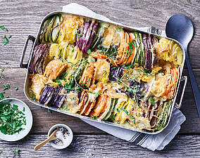 Buntes Gemüse-Gratin mit lila Kartoffeln, Zucchini & Süßkartoffeln