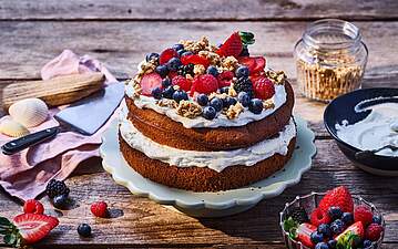 Crunchy Naked Cake mit Beeren-Mix