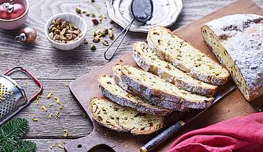 Lockerer Quarkstollen mit Goji-Beeren und Kardamom