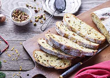 Lockerer Quarkstollen mit Goji-Beeren und Kardamom