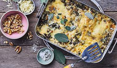 Vegetarische Grünkohl Lasagne mit Walnüssen und knuspriger Käsekruste