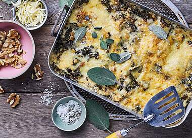Vegetarische Grünkohl Lasagne mit Walnüssen und knuspriger Käsekruste