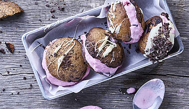 Cookie-Sandwich-Eis mit fruchtiger Eiscreme