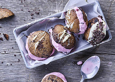 Cookie-Sandwich-Eis mit fruchtiger Eiscreme