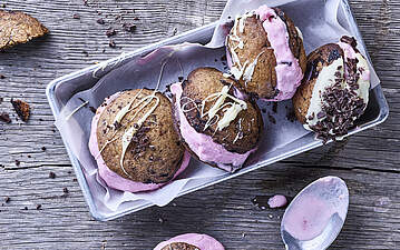 Cookie-Sandwich-Eis mit fruchtiger Eiscreme