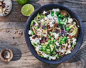 Protein Pasta Bowl mit Zucchini Zoodles