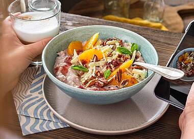 Fruchtige Kirsche-Cranberry Porridge-Bowl mit Nuss-Topping