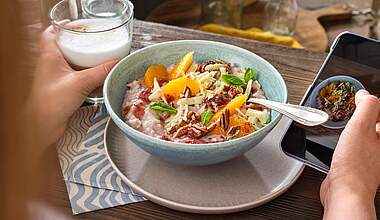 Fruchtige Kirsche-Cranberry Porridge-Bowl mit Nuss-Topping
