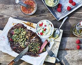 Rezept für Gegrilltes Steak mit Käse-Kräuterkruste & Himbeer-Dip Gegrilltes Steak mit Käse-Kräuterkruste & Himbeer-Dip
