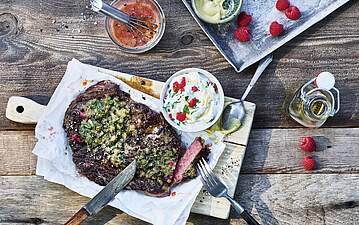 Gegrilltes Steak mit Käse-Kräuterkruste & Himbeer-Dip