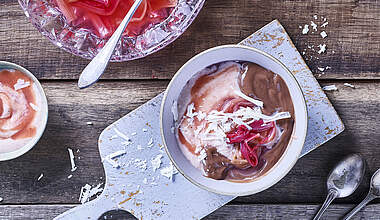 Schoko Pudding mit fruchtiger Rhabarbersahne