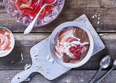 Schoko Pudding mit fruchtiger Rhabarbersahne