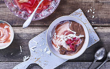 Schoko Pudding mit fruchtiger Rhabarbersahne