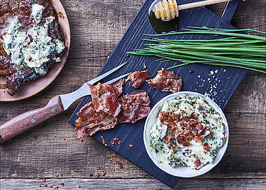 Steak-Marinade: scharfe Kräuterbutter mit Bacon