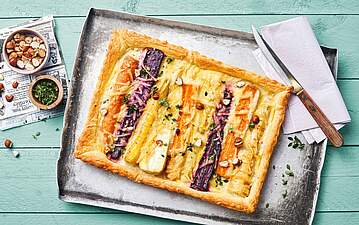 Bunte Karottentarte mit Thymian & Haselnüssen