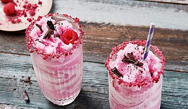 Iced-Buttermilch-Shake: Zuckerfreier Sommer-Drink mit Beeren
