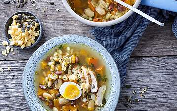 Proteinreiche Hähnchen-Kürbissuppe mit Bohnen und Ei