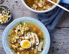Proteinreiche Hähnchen-Kürbissuppe mit Bohnen und Ei